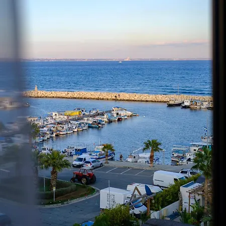 Lazuli Sea View Beachfront Ap 254 アパート ラルナカ
